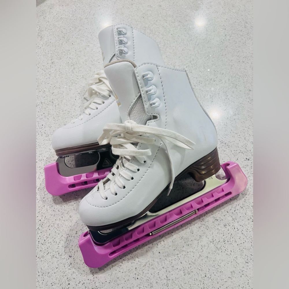 FIGURE ICE skates- JACKSON MYSTIQUE - size 2.5 w/ Blade Guards - LIKE NEW